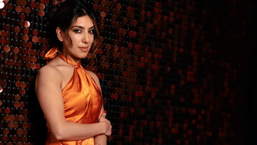 Frau im Kleid orange