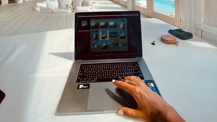 Frau sitzt am Laptop und arbeitet