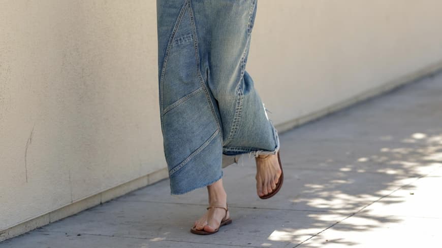 Elsa Hosk trägt Sandalen und Jeansrock