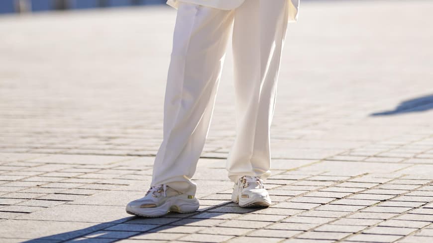 Frau trägt beigefarbene Sneaker