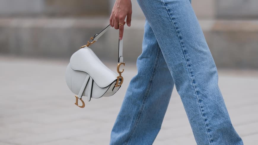 Frau trägt Dior Saddle Bag
