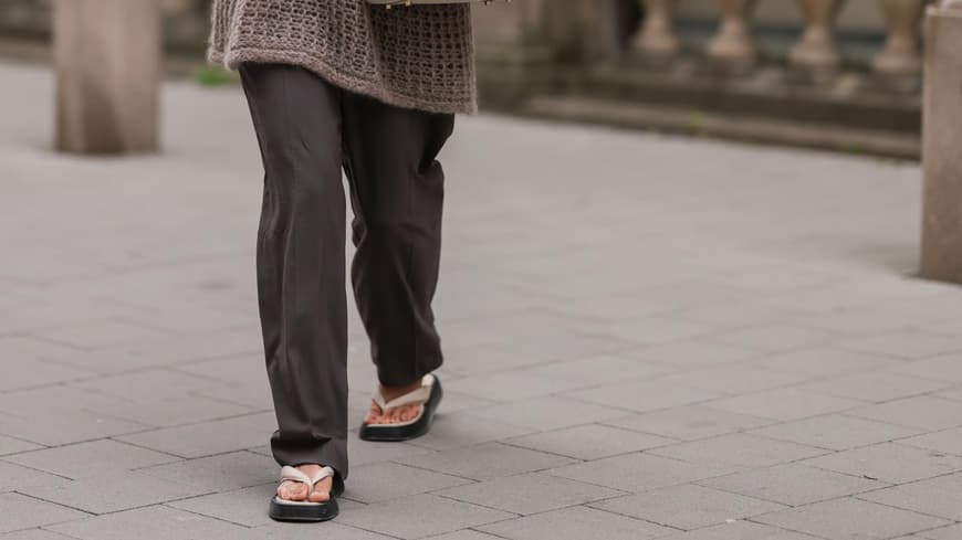 Fraut rägt Flip-Flops