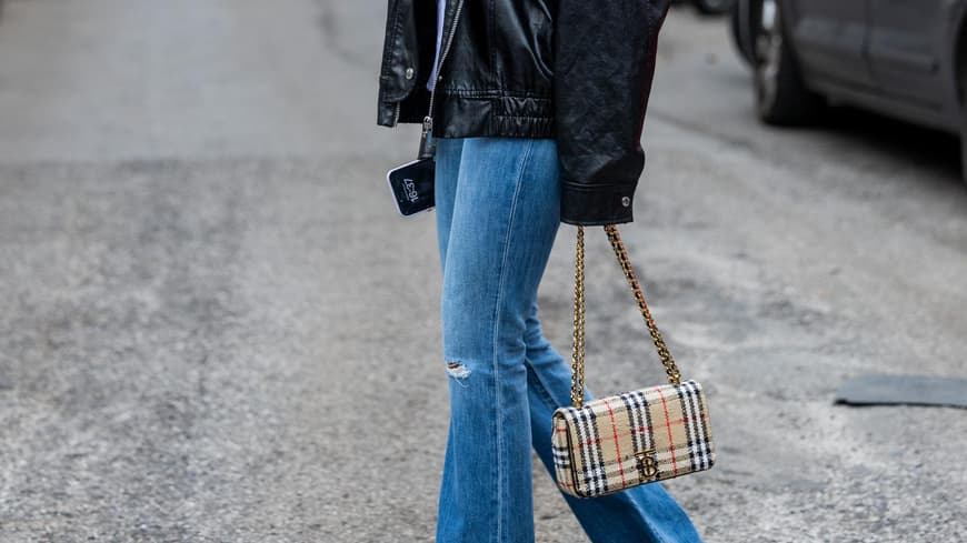 Eine Frau trägt eine blaue Jeans