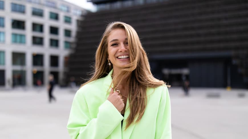 Lola Weippert in neongrünem Blazer