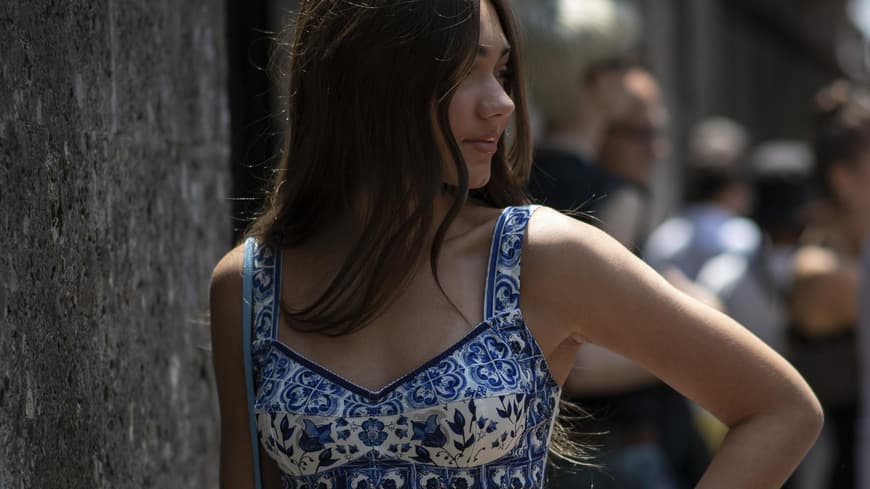 Street Style Frau im Sommeroutfit