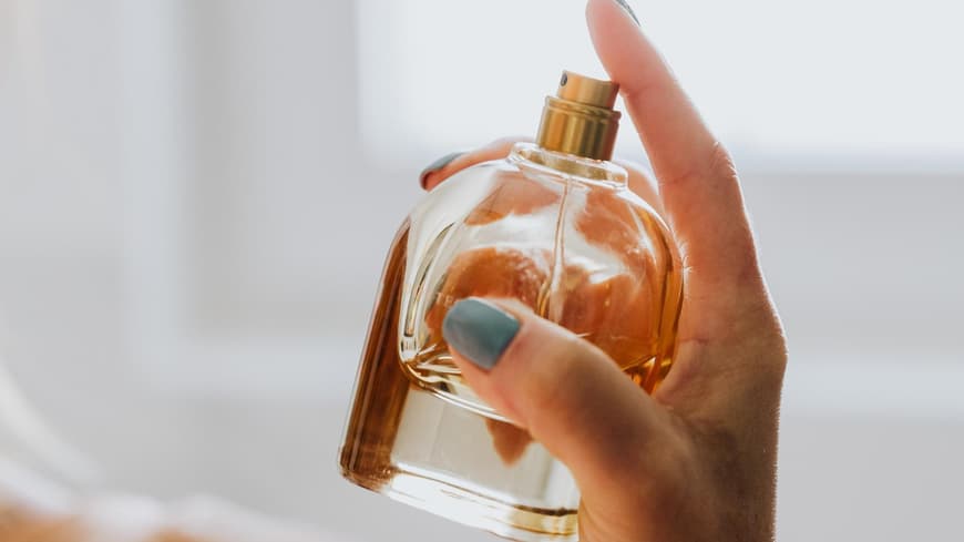 Parfum auftragen