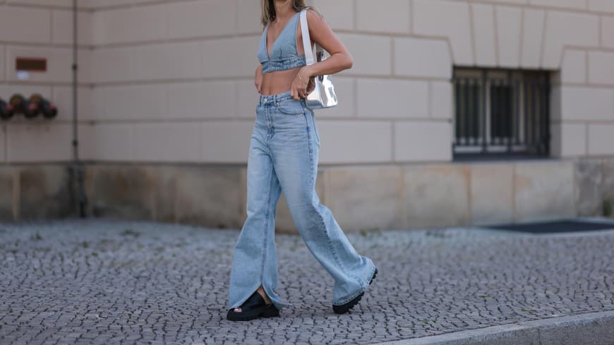 Frau in einer Jeans-Schlaghose