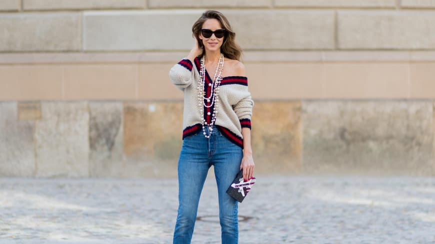 Frau mit enger Jeans