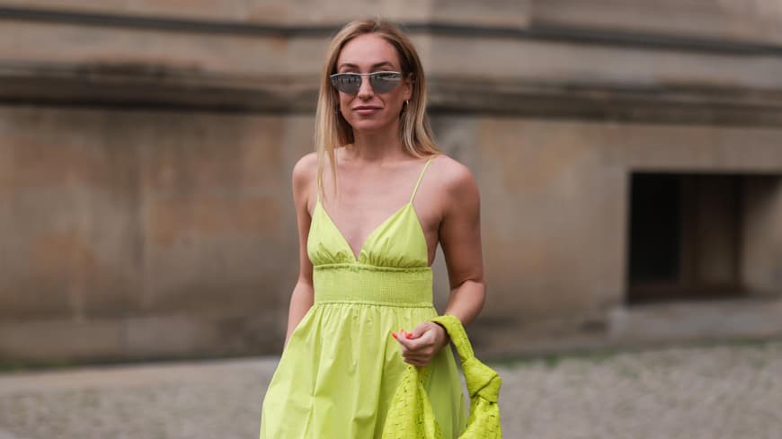 Frau in gelbem Kleid
