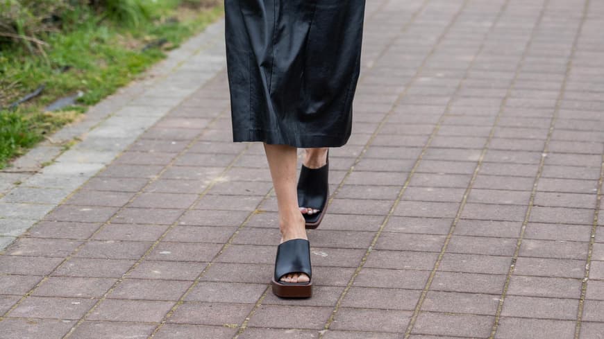 Leone Hanne trägt klobige Sandalen