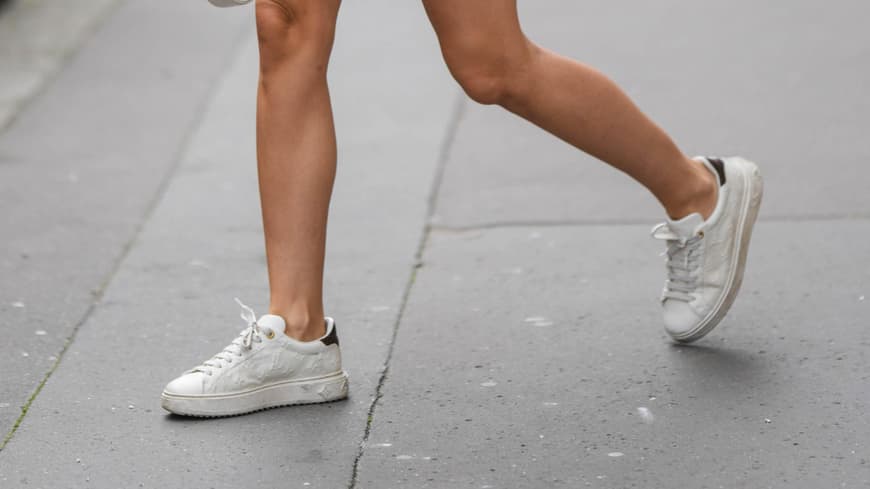 Streetstyle mit weißen Sneakern