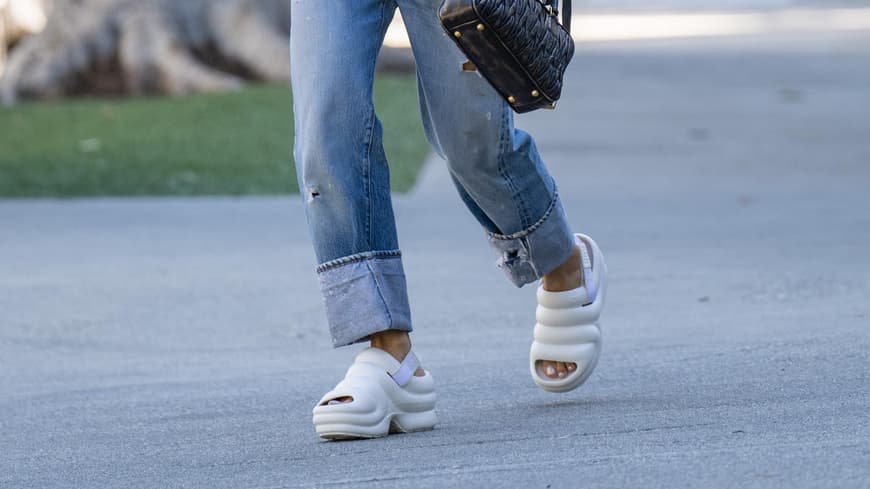 Rita Ora mit Plateau-Sandalen