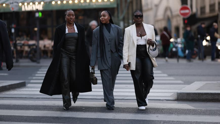 Drei Frauen in schwarz-weißen Looks