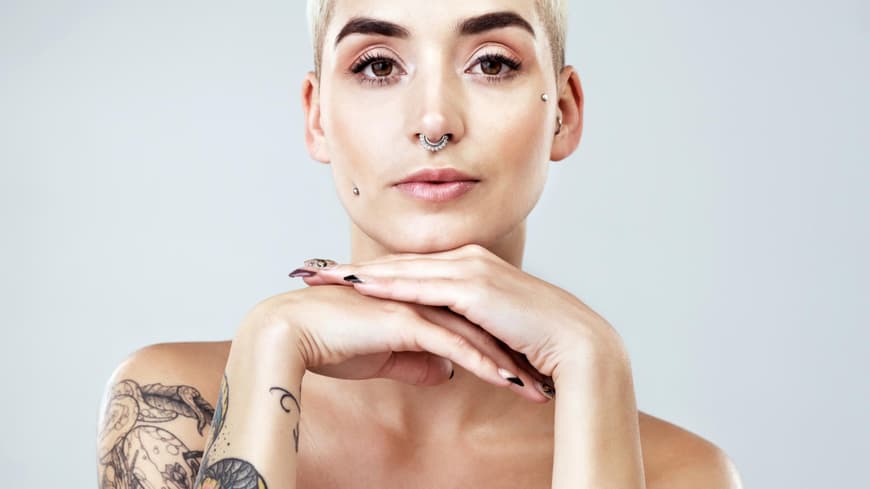 Frau mit Piercings