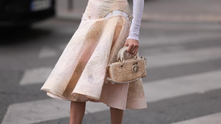 Person mit Dior Handtasche