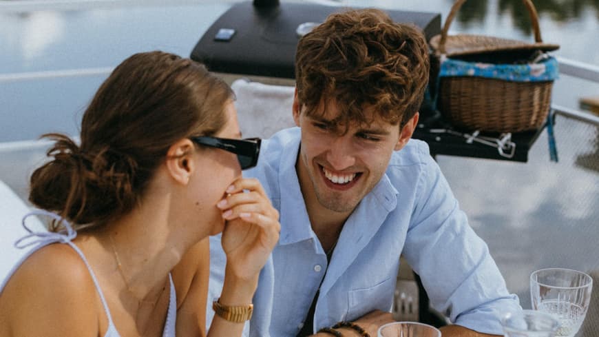 Mann und Frau flirten