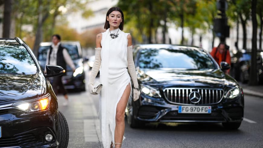 Frau im Kleid mit Beinschlitz