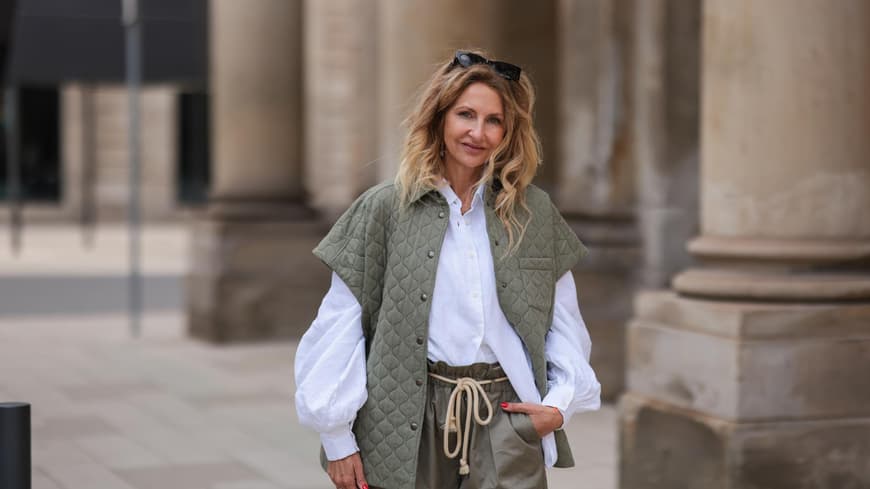 Frau in olivgrüner Shorts
