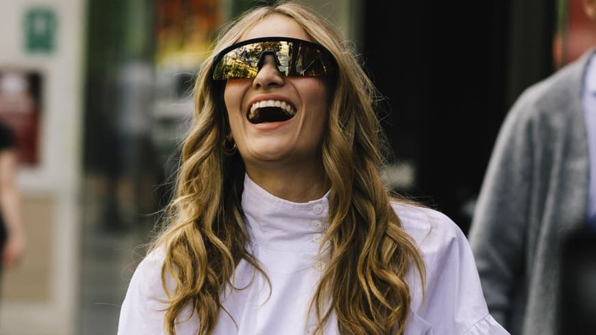 Frau im weißen Kleid Sonnenbrille