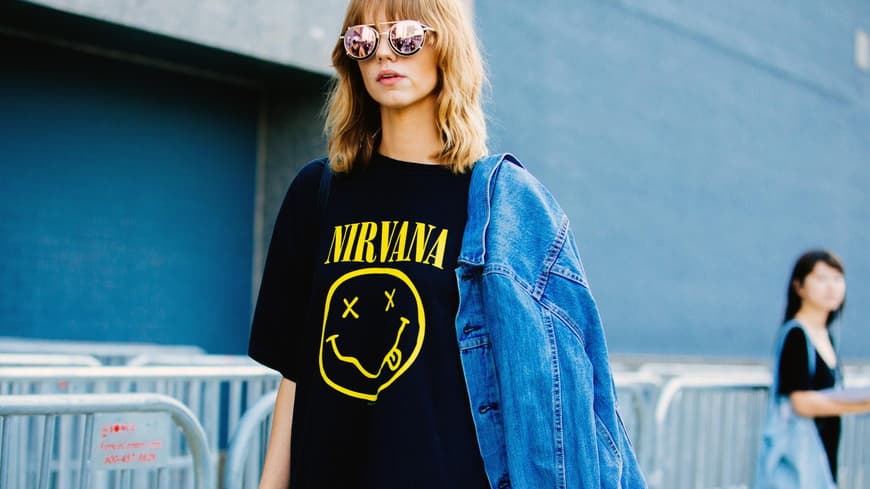 Frau trägt Nirvana-T-Shirt