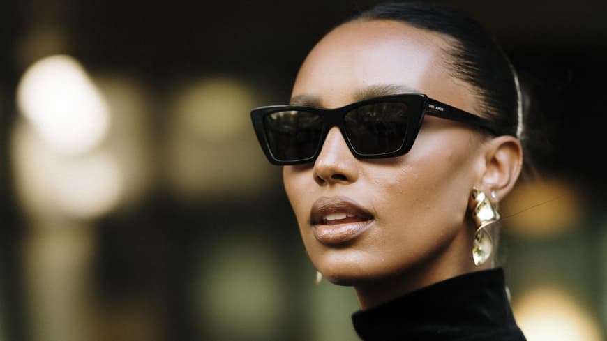 Paris Fashion Week Frau trägt enges Kleid mit schwarzer Sonnenbrille