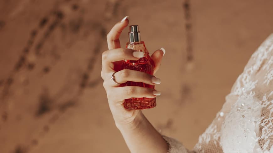 Person trägt Parfum auf