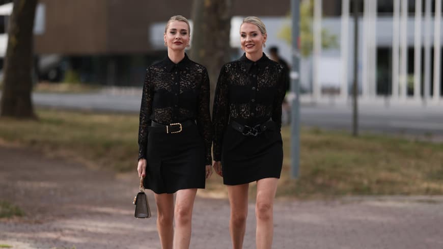 Zwei Damen mit schwarzen Röcken