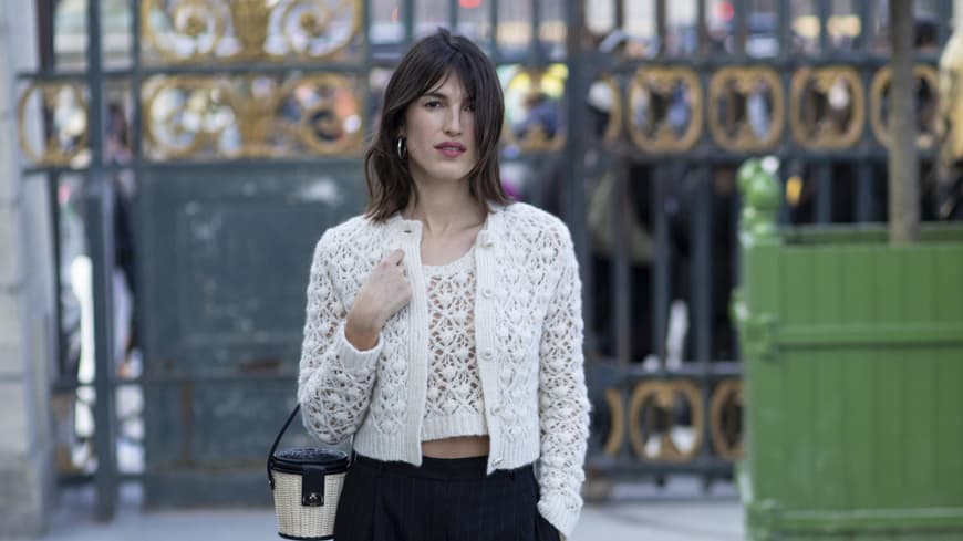 Jeanne Damas trägt einen Cardigan und eine schwarze Hose