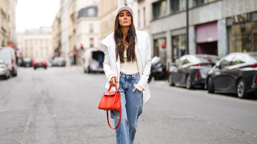 Frau mit Boyfriend Jeans