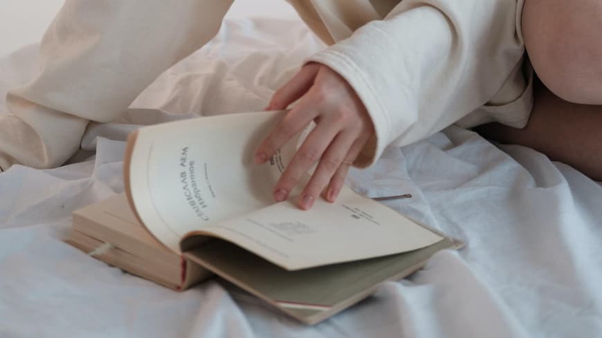 Frau liest ein Buch