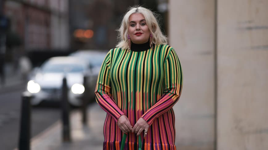 Frau mit buntem Kleid