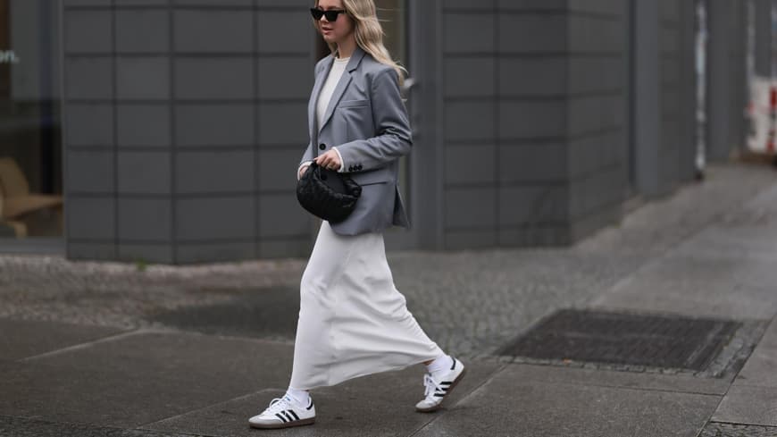 Frau im Kleid und Retro Sneaker