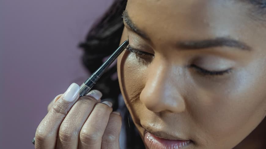 Frau trägt Eyeliner auf