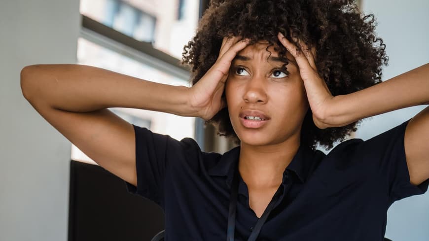 Frau hat Stress bei der Arbeit – werden die Leistungen wertgeschätzt?