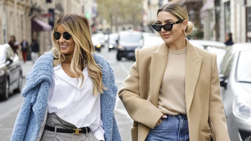 Frauen in Paris tragen französischen Chic