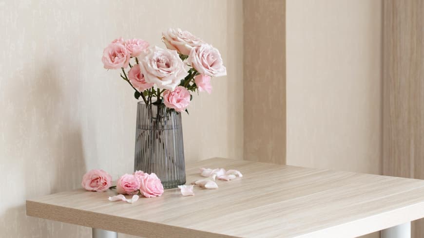 Glasvase mit Blumen