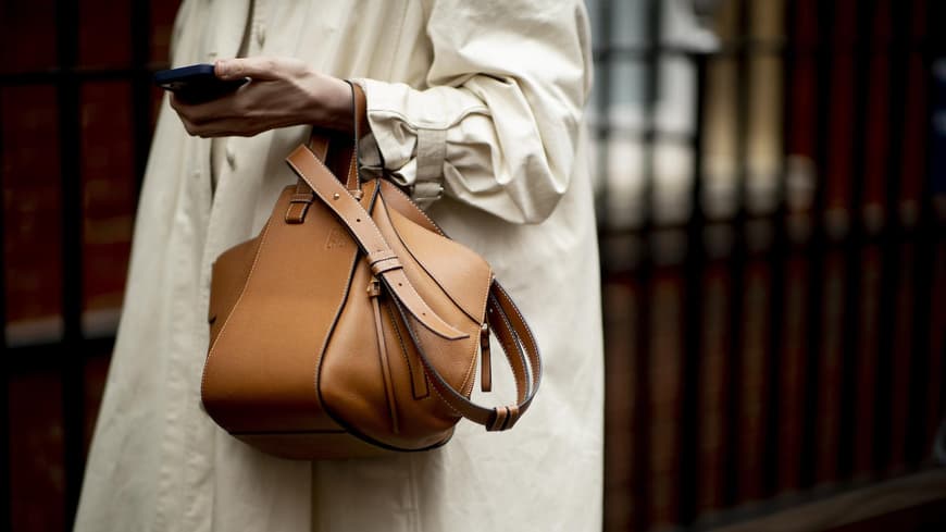 Bruane Handtasche mit einem Trenchcoat gestylt