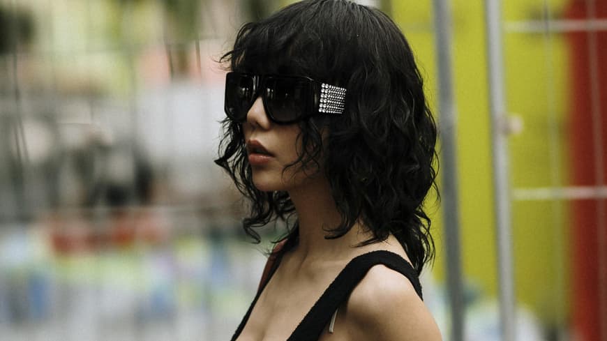 Hush Cut: Frau mit stufigem Haarschnitt