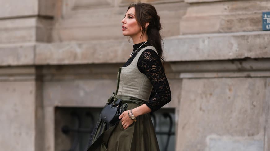 Masha Sedgwick in einem Dirndl mit schwarzer Bluse