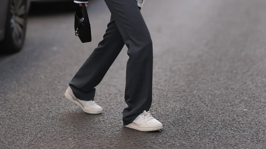 Frau trägt weißen Sneaker 