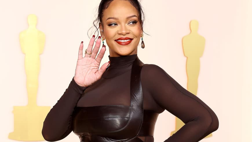 Rihanna mit Babybauch auf dem roten Teppich