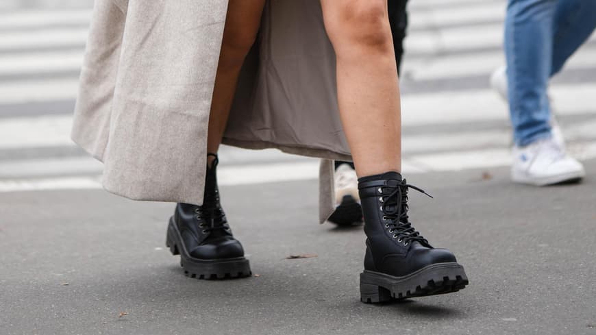Selbsttest: Mit diesem Amazon-Gadget laufe ich mir in Stiefeln nie wieder Blasen Eine Frau trägt einen Minirock und Schnürstiefel