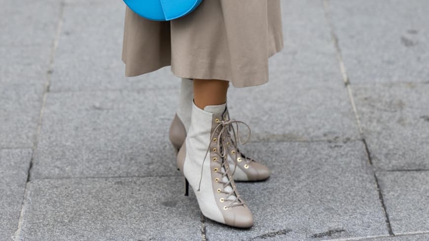 Frau trägt Stiefel in Taupe