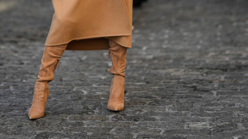 Grece Ghanem trägt beigefarbene Wildlederstiefel