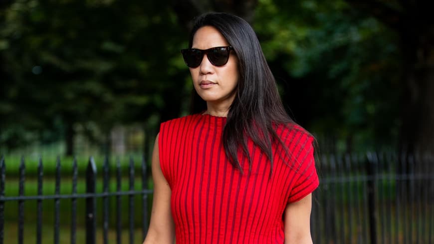 Eine Frau trägt ein rotes Kleid