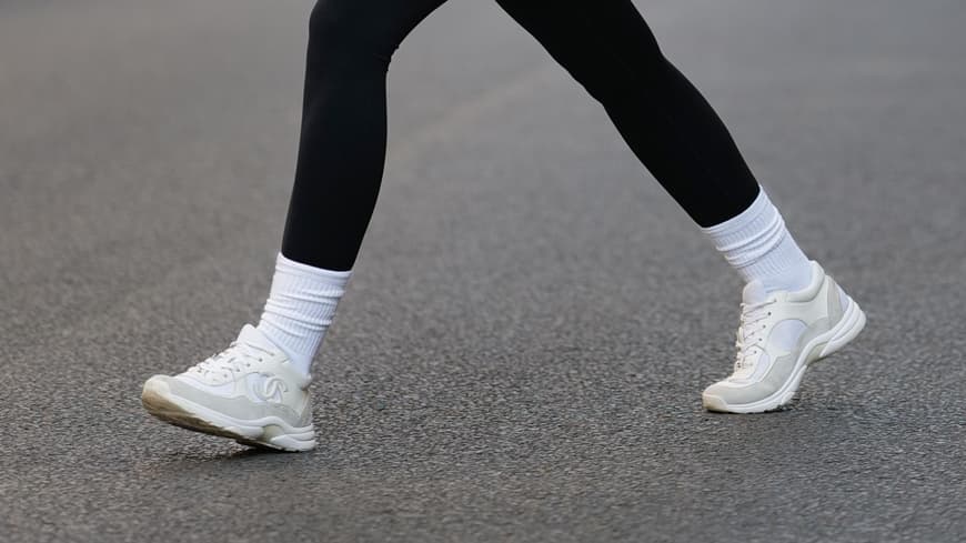 Influencerin mit weißen Sneaker