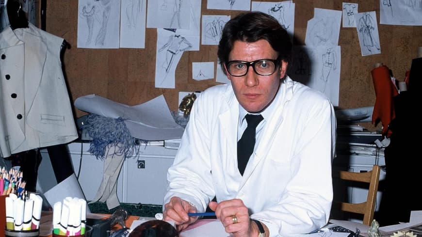 Yves Saint Laurent in seinem Büro