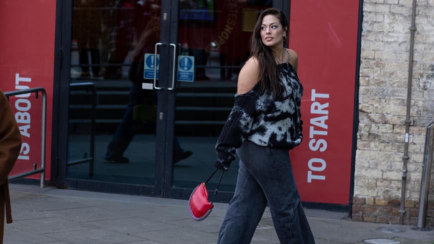 Ashley Graham mit roter Handtasche