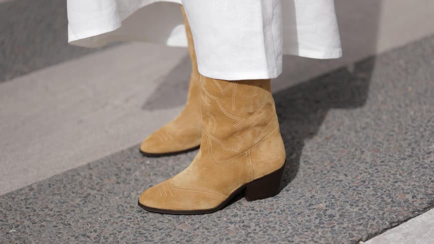 Beigefarbene Stiefel im Cowboy Look