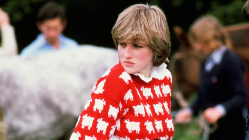 Lady Diana im roten Schäfchen-Pullover